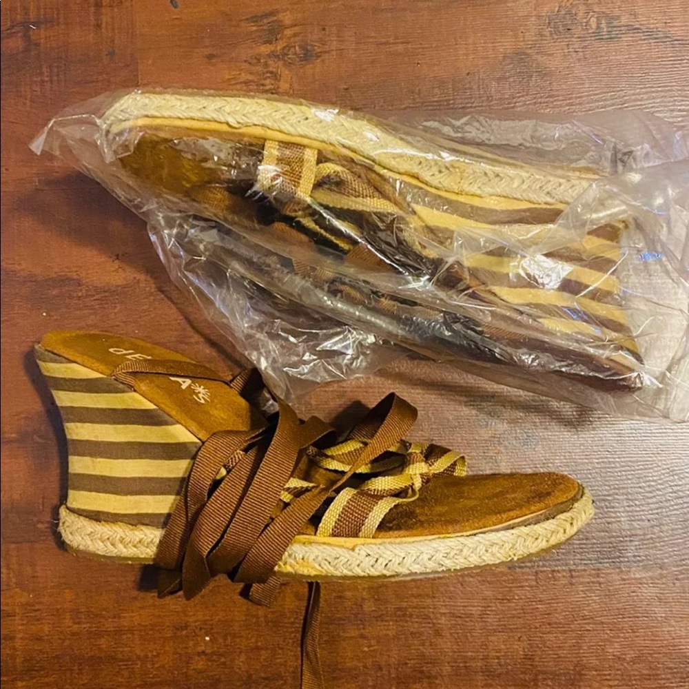 dELiA*s strappy sandals